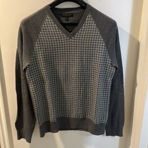 Houndstooth plaid front v-neck sweater, size S